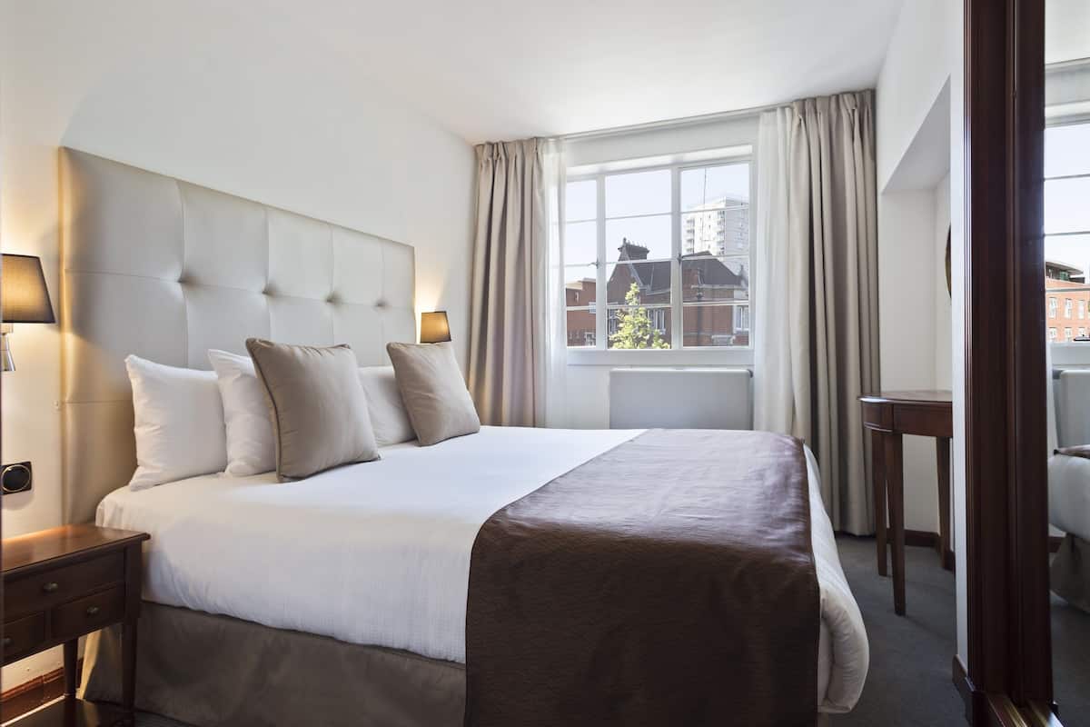 1 bedroom, hypo-allergenic bedding, minibar, in-room safe