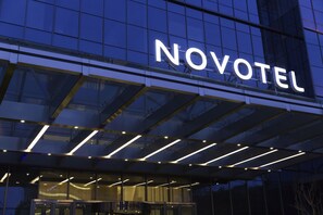 Front of property – evening/night - Novotel Rizhao Suning (Rizhao)