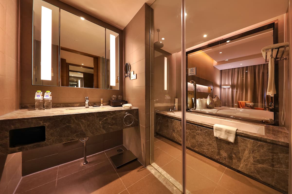 executive room, 2 single beds | bathroom | combined shower/bathtub, deep-soaking bathtub, hydromassage showerhead