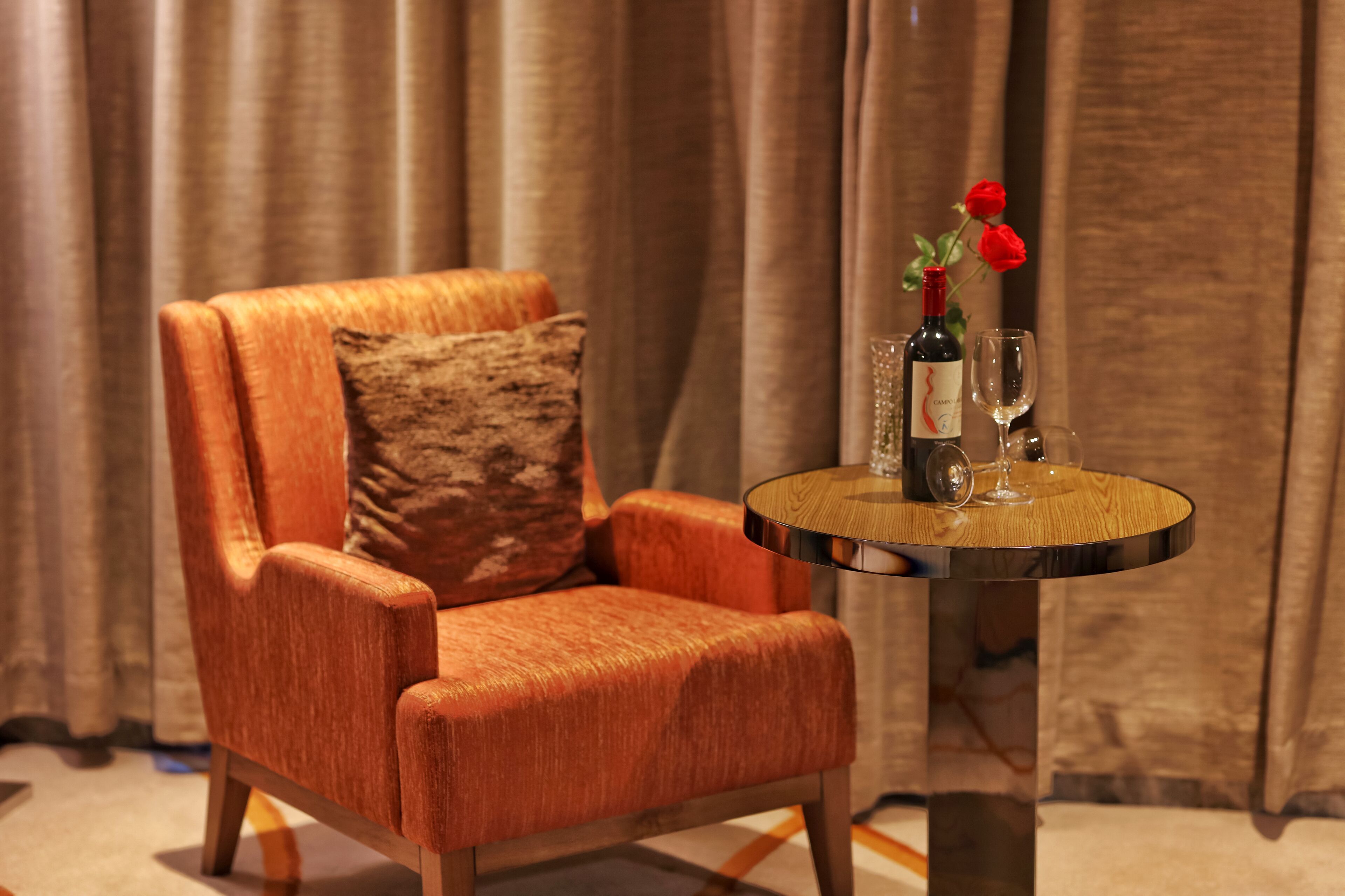 executive room, 1 king bed | 1 bedroom, minibar, in-room safe, desk