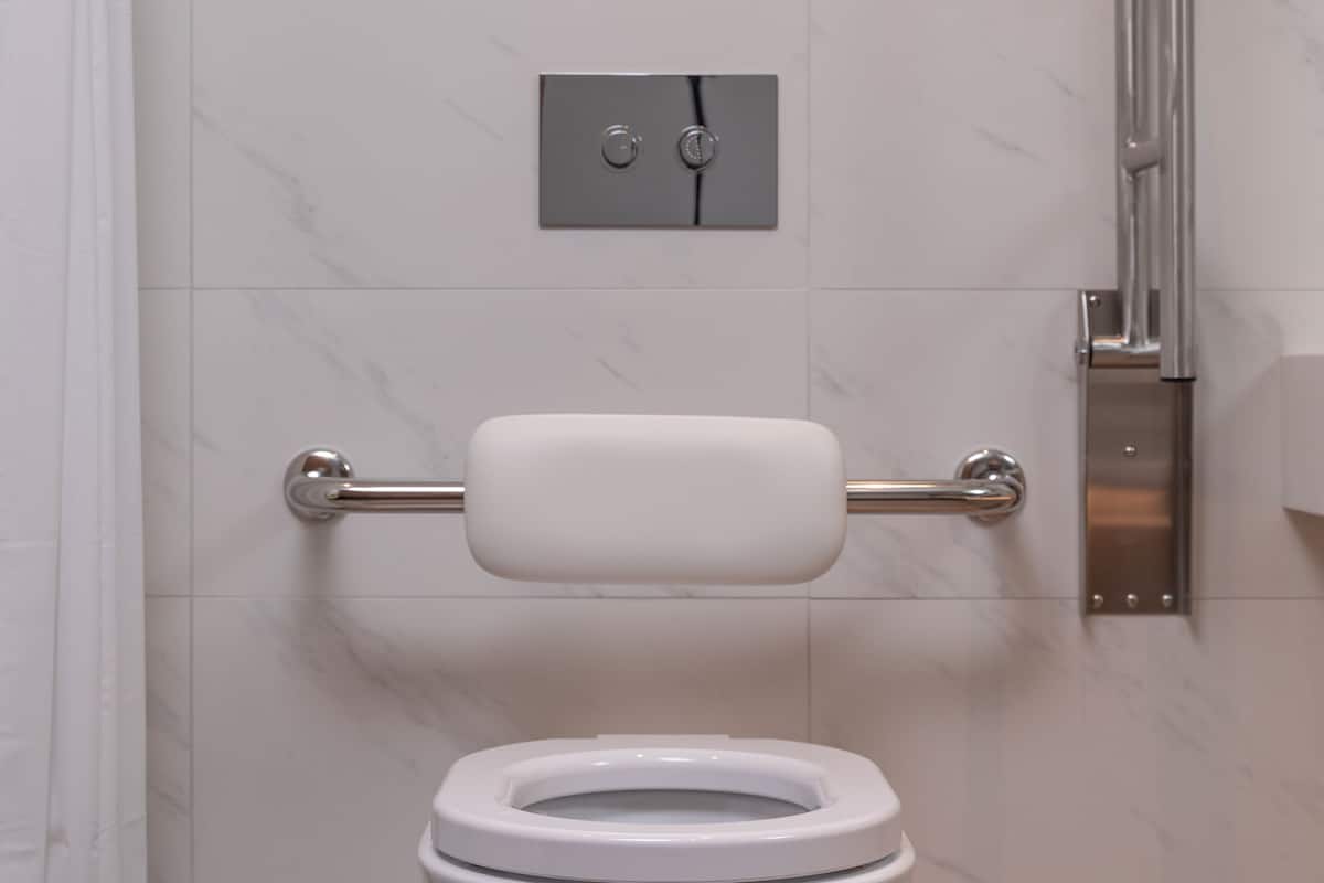 Superior Room, 1 King Bed | Bathroom | Eco-friendly toiletries, hair dryer, towels, soap