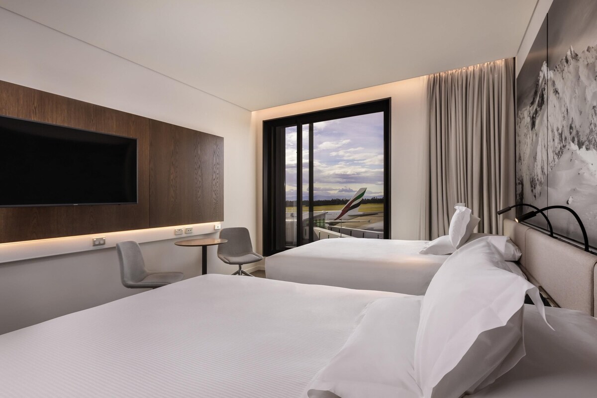 Executive Twin Room, 2 Double Beds | Minibar, in-room safe, blackout curtains, soundproofing