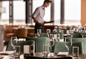 Breakfast, lunch, dinner served; international cuisine  - Novotel Christchurch Airport (Christchurch)