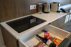 Minibar, coffres-forts dans les chambres, rideaux occultants