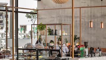 供應早餐、午餐和晚餐,國際料理