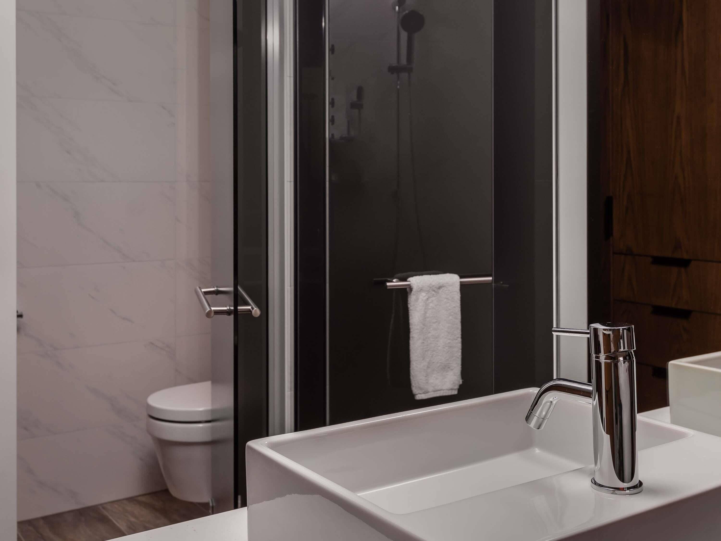 Minibar, pengeskab på værelset, mørklægningsgardiner, lydisolering