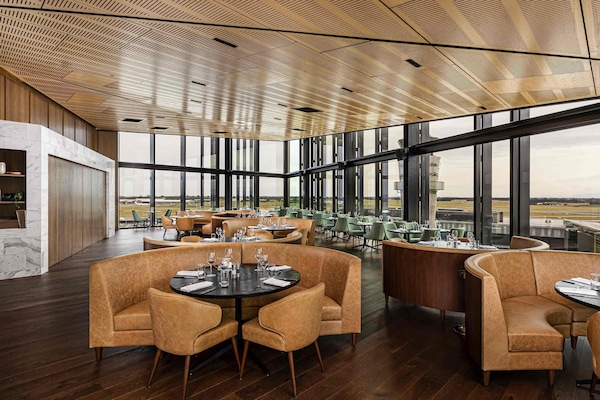 Se sirven desayunos, almuerzos y cenas; cocina internacional