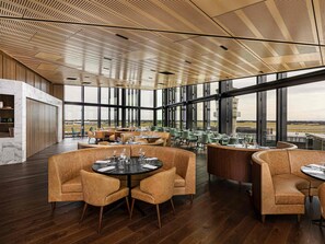 Breakfast, lunch, dinner served; international cuisine  - Novotel Christchurch Airport (Christchurch)