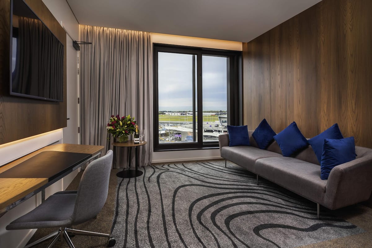 Suite, 1 King Bed | 1 bedroom, minibar, in-room safe, blackout drapes