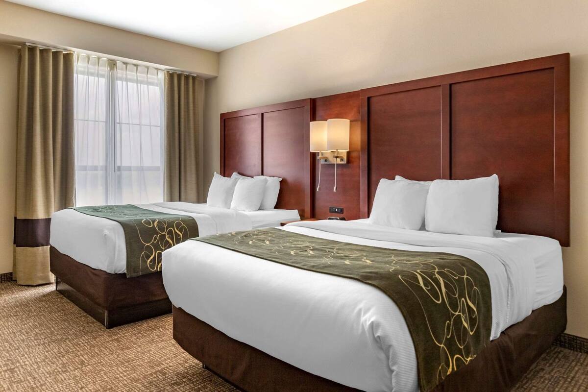 أغطية فراش متميزة وخزنة داخل الغرفة ومكتب ومساحة عمل للكمبيوتر المحمول