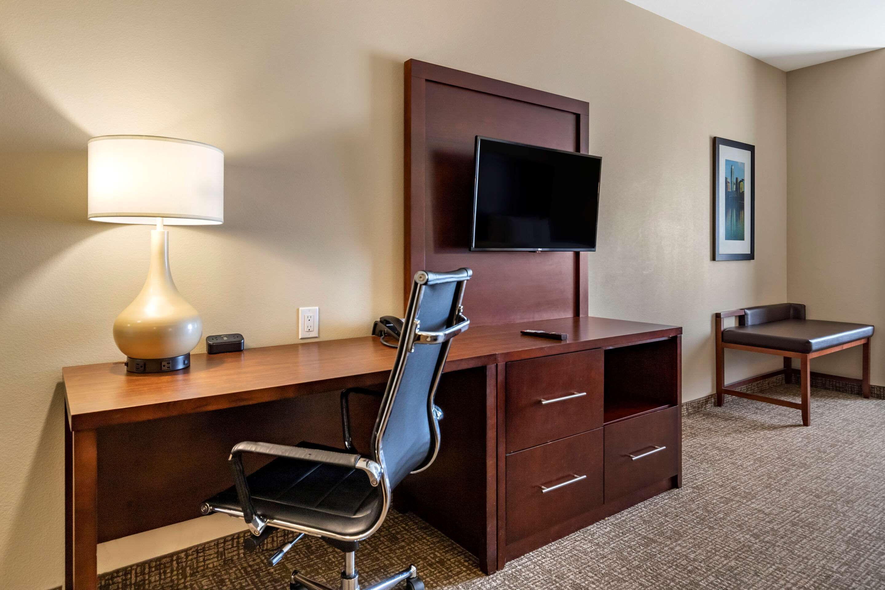 premium bedding, in-room safe, desk, laptop workspace