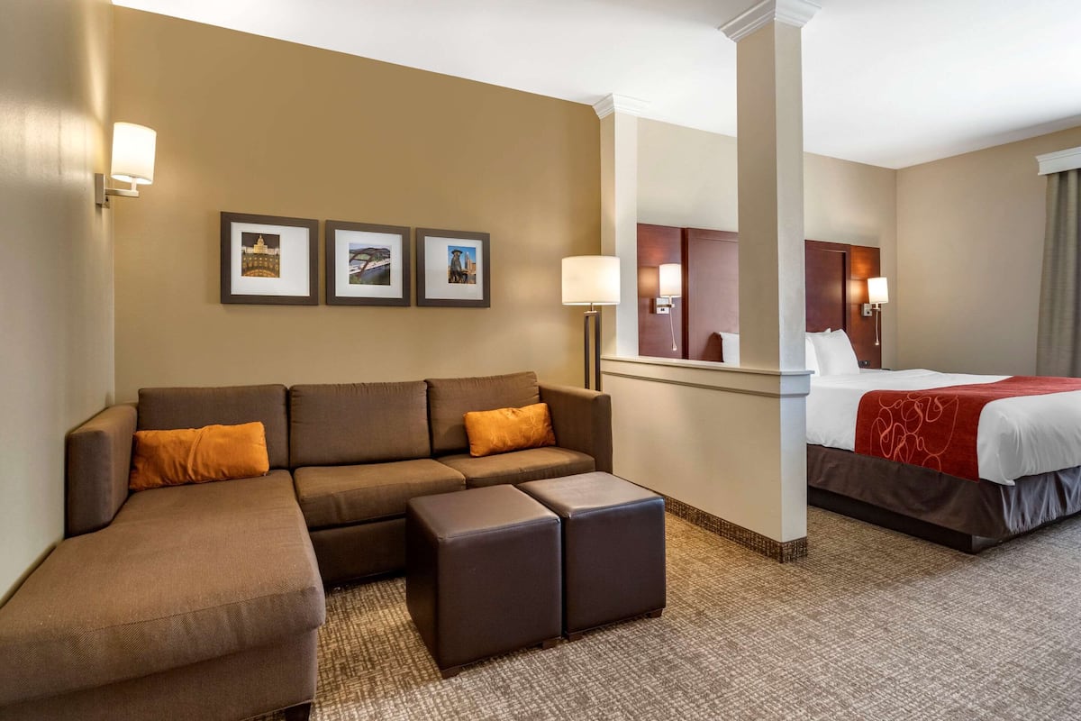Suite, 1 King-Bett, Nichtraucher | Hochwertige Bettwaren, Zimmersafe, Schreibtisch
