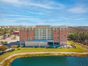Un hotel Drury Inn & Suites con piscina, aparcamiento y vistas del paisaje circundante.
