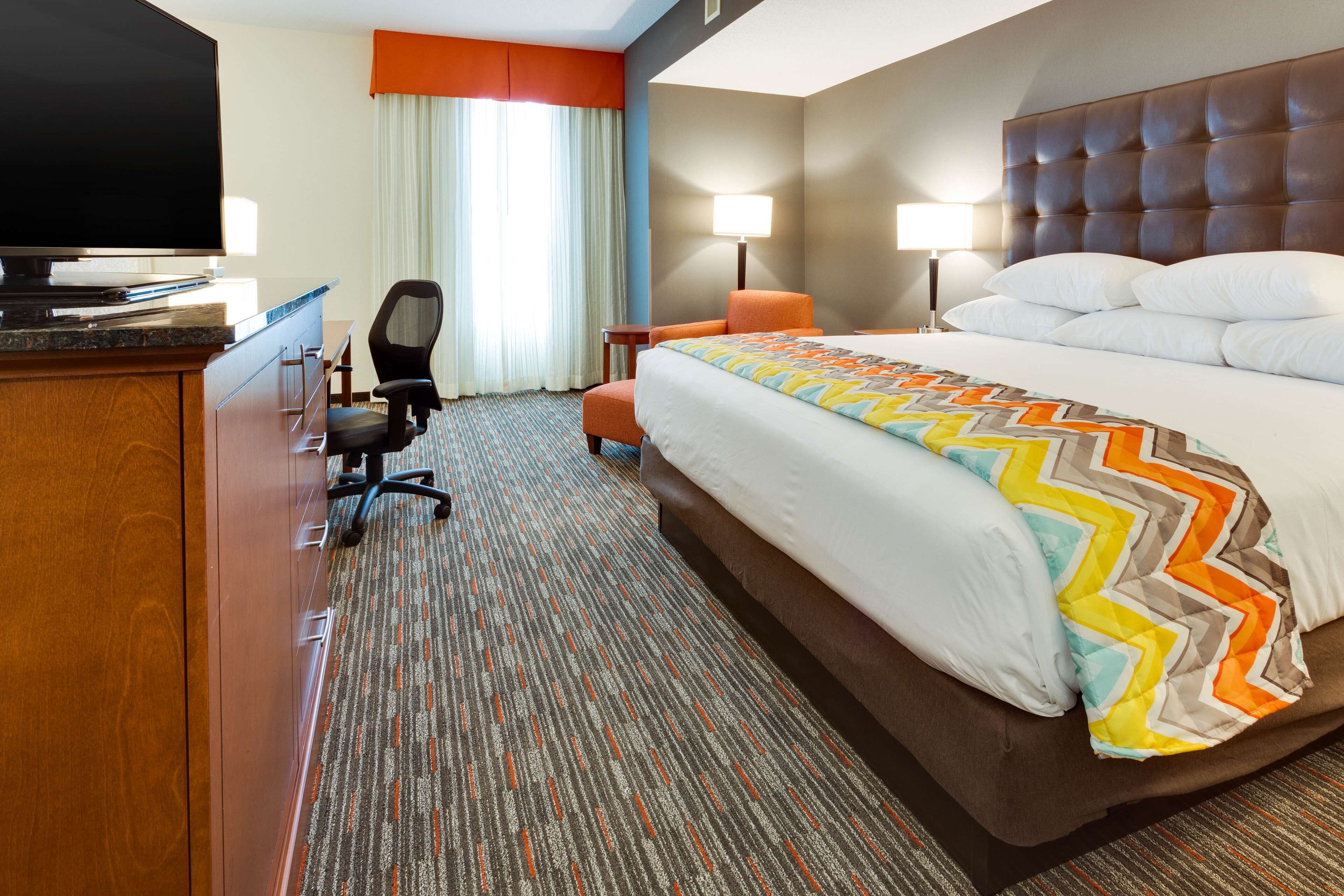 2 bedrooms, desk, laptop workspace, blackout curtains