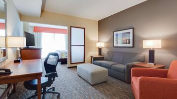 Escritorio, espacio para trabajar con laptop y cortinas blackout