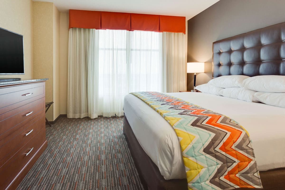 Escritorio, espacio para trabajar con laptop y cortinas blackout