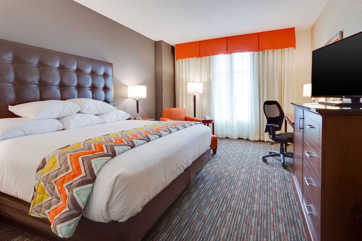 Escritorio, espacio para trabajar con laptop y cortinas blackout