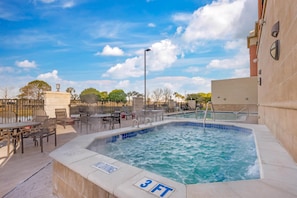 Piscina con indicador de profundidad de 3 pies, asientos exteriores y cielo despejado.