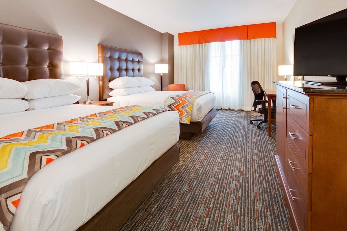 Escritorio, espacio para trabajar con laptop y cortinas blackout