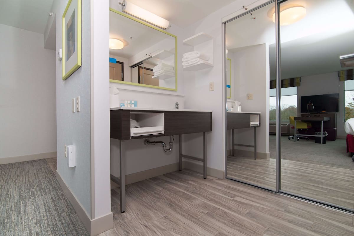 Estudio, 1 cama King size, para no fumadores, refrigerador y microondas (Wet Bar) | Caja de seguridad en la habitación y escritorio