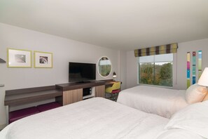 In-room safe, desk, laptop workspace, iron/ironing board - Hampton Inn Norwich (Norwich)