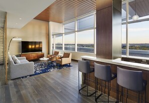 Premium bedding, down comforters, pillowtop beds, in-room safe - InterContinental Minneapolis - St. Paul Airport by IHG (Minneapolis)