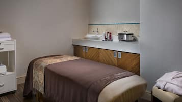 Couples treatment room(s), sauna, steam room, body treatments