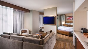 Suíte luxo, 1 quarto, 2 banheiros | Sala de estar | TV de tela plana