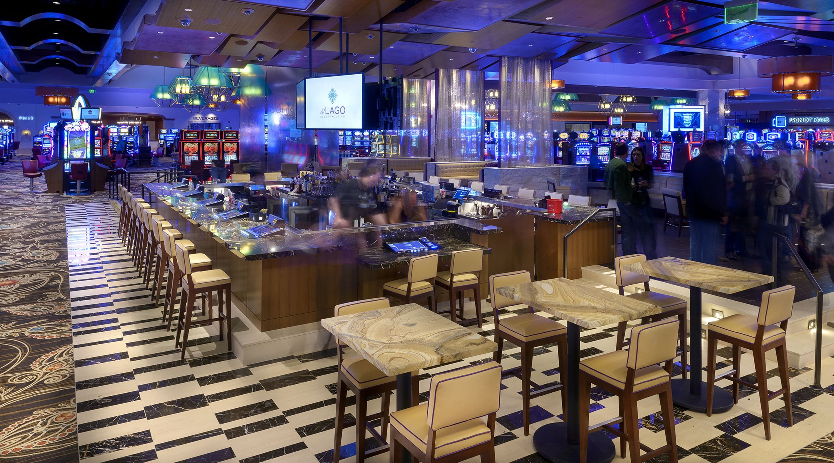 4 bars/lounges, sportbar