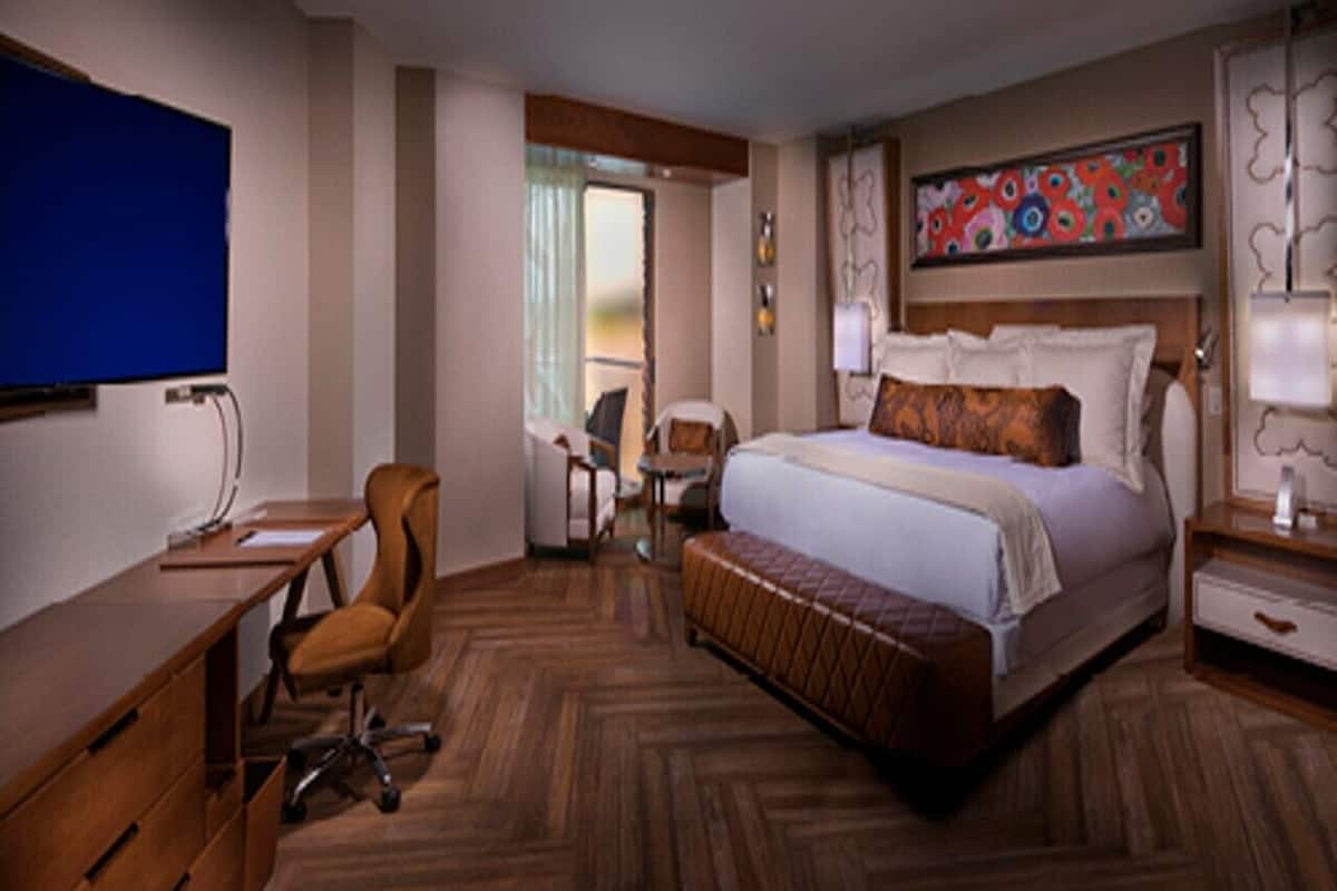 Junior Studio Suite, 1 King Bed, Refrigerator | Premium bedding, minibar, in-room safe, desk