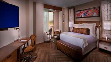 Junior Studio Suite, 1 King Bed, Refrigerator