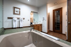 Suite, 2 habitaciones, no fumadores, sauna | Cortinas opacas, tabla de planchar con plancha, wifi gratis