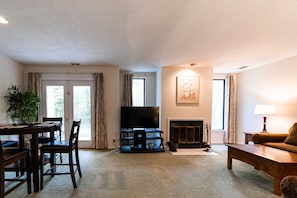 Suite, 1 Schlafzimmer, Nichtraucher | Wohnzimmer | 40-Zoll-Flachbildfernseher mit Kabelempfang, Fernseher, Kamin