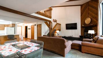 Suite, 2 Bedrooms, Non Smoking, Sauna | Dining room