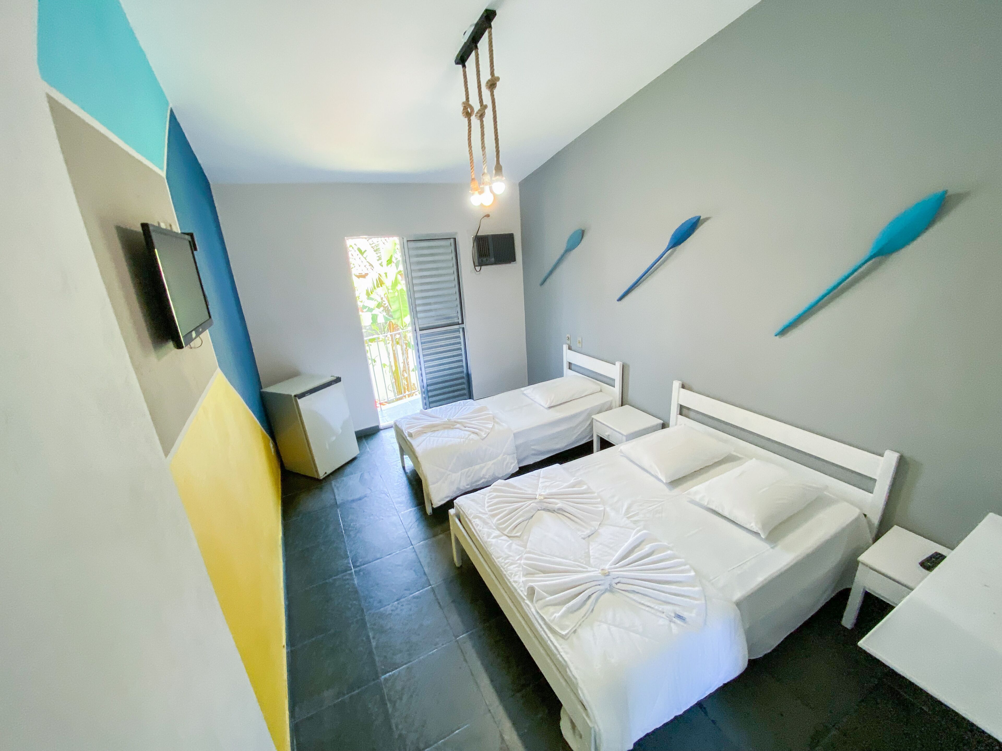 Minibar, free WiFi, bed sheets