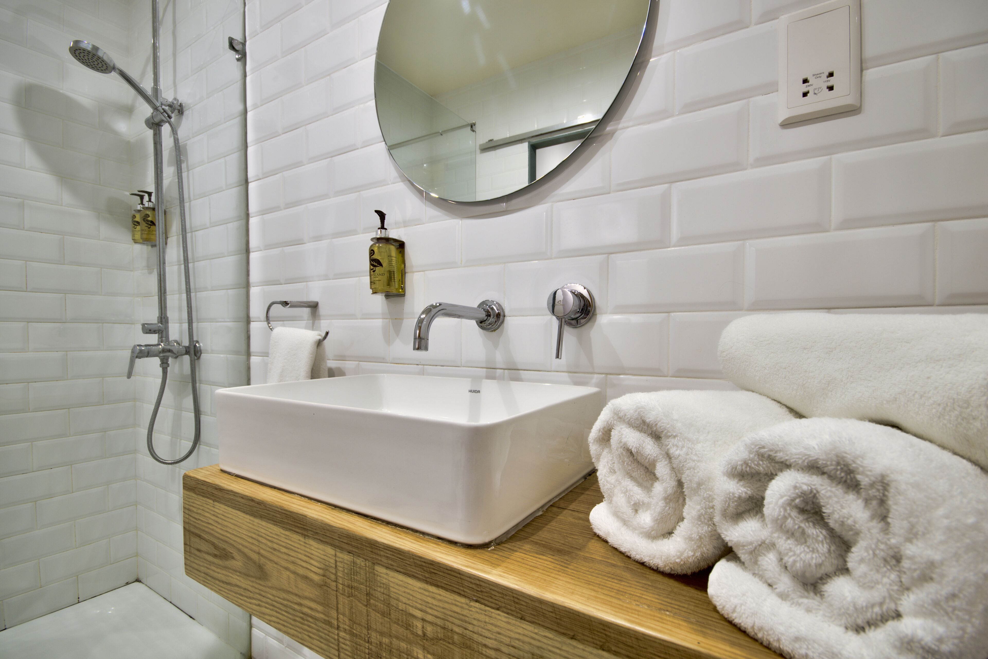 Een douche, gratis toiletartikelen, een haardroger, handdoeken