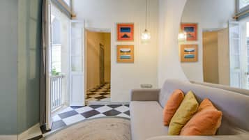 Apartamento urbano, 1 quarto | Área de estar | TV LED 40 polegadas com canais a cabo, TV