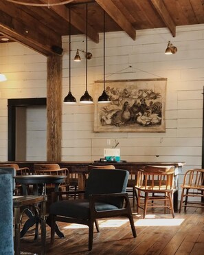 Lobby sitting area - The Landing Hotel and Dining (La Grande)