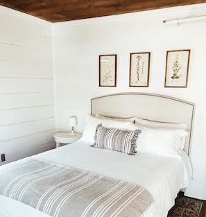 Quarto com design assinado, 1 cama Queen, vista para a cidade | Roupas de cama premium, edredons de pluma, camas com colchões pillow-top