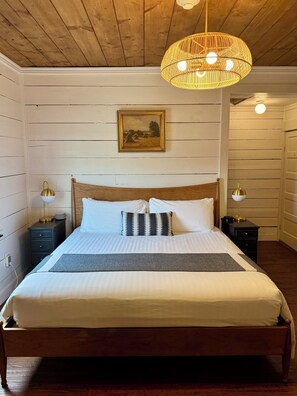 Premium bedding, down duvets, pillow-top beds, iron/ironing board - The Landing Hotel and Dining (La Grande)