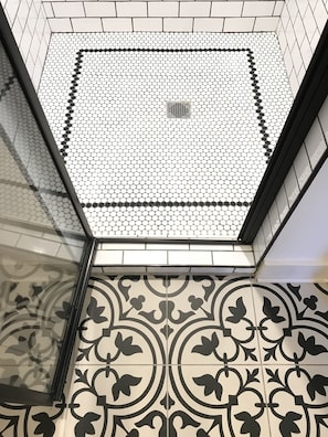 Comfort Single Room, 1 Queen Bed, Accessible, Ground Floor | Bathroom | Shower, free toiletries, towels - The Landing Hotel and Dining (La Grande)