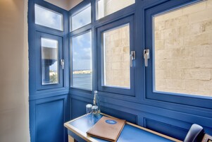 Camera Superior con letto matrimoniale o 2 letti singoli, vista mare parziale | Biancheria da letto di alta qualità, minibar, una cassaforte in camera