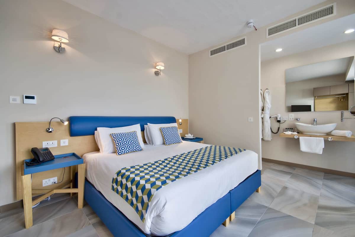 Ropa de cama de alta calidad y minibar