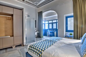 Habitación superior con 1 cama matrimonial o 2 individuales, vista parcial al mar | Ropa de cama de alta calidad y minibar 