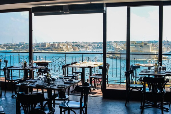 Desayuno buffet (EUR 10 por persona) 