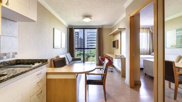 Apartamento superior, 2 camas de solteiro | Escrivaninha, cortinas blackout, berços grátis, Wi-Fi de cortesia