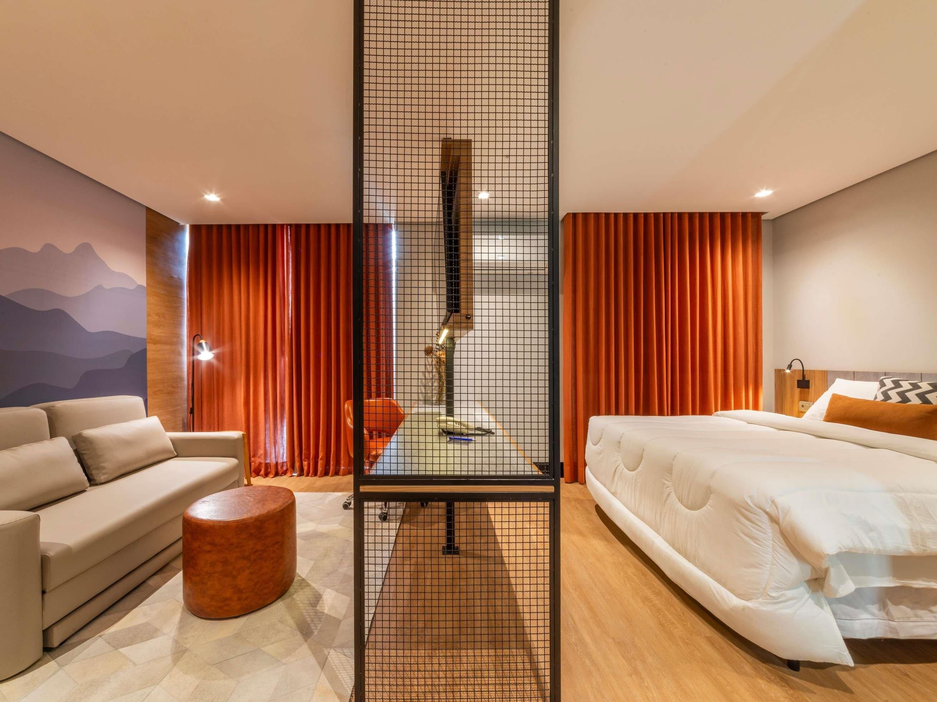 Quarto luxo, 1 cama Queen e sofá-cama | Escrivaninha, cortinas blackout, berços grátis, Wi-Fi de cortesia