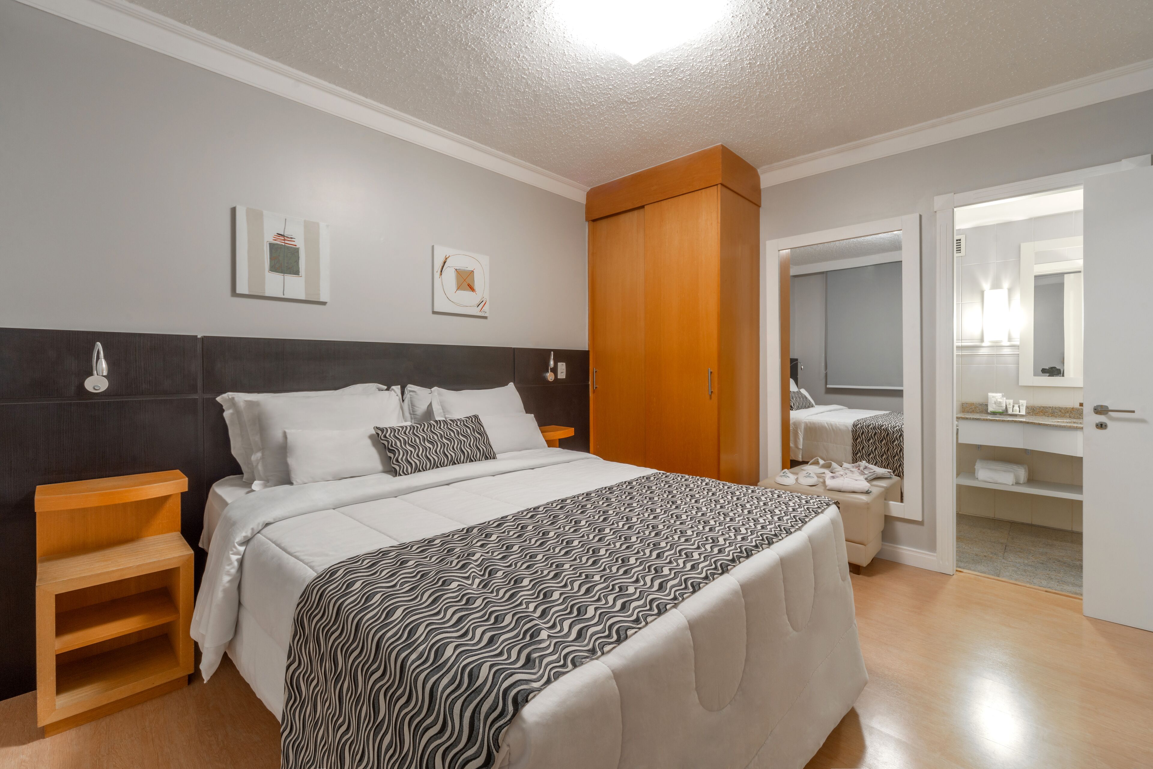 Quarto superior | Escrivaninha, cortinas blackout, berços grátis, Wi-Fi de cortesia