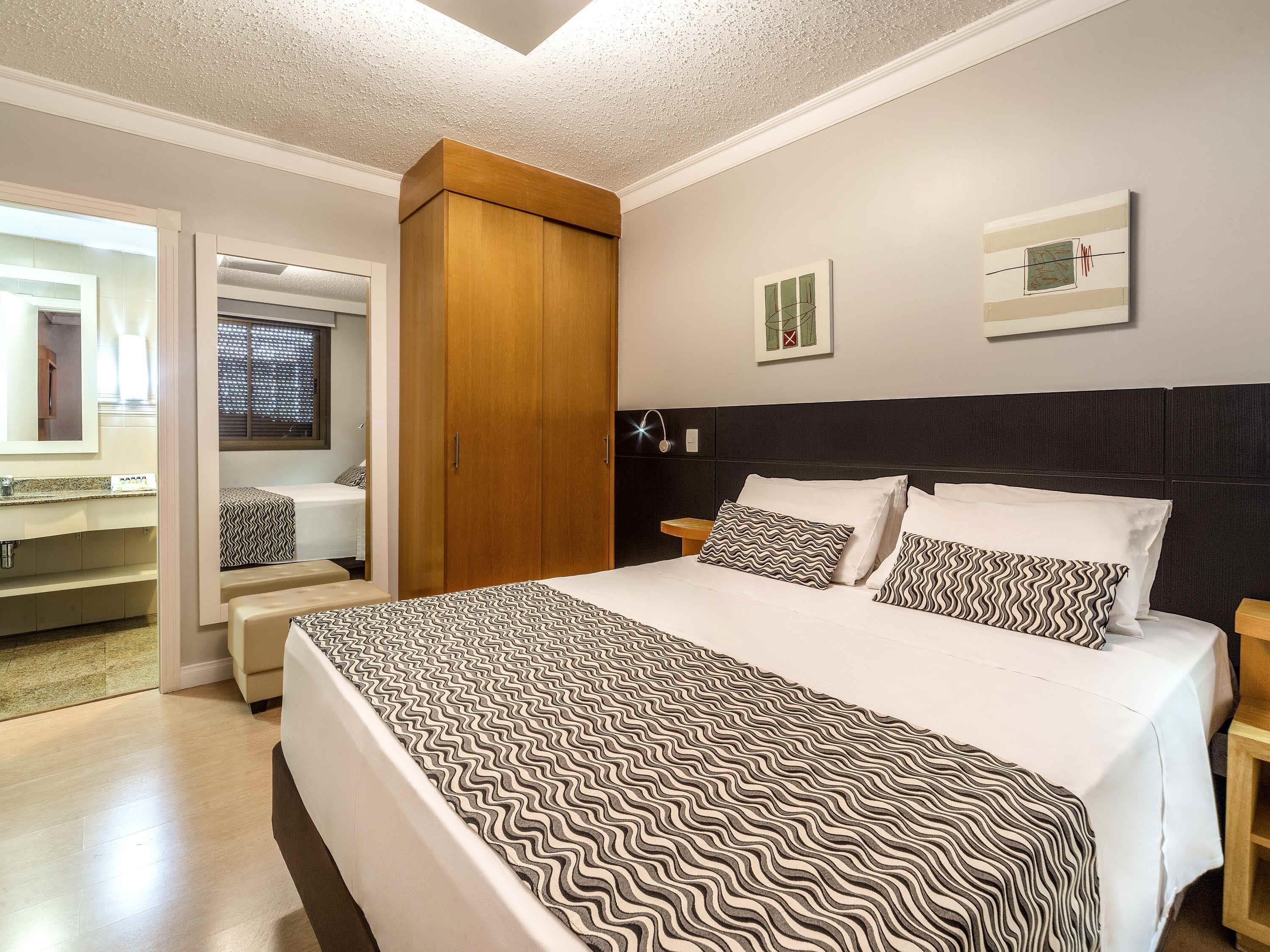 Bureau, rideaux occultants, lits bébé (gratuits), Wi-Fi gratuit