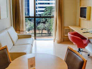 Apartamento superior, 1 cama de casal e sofá-cama | Escrivaninha, cortinas blackout, berços grátis, Wi-Fi de cortesia